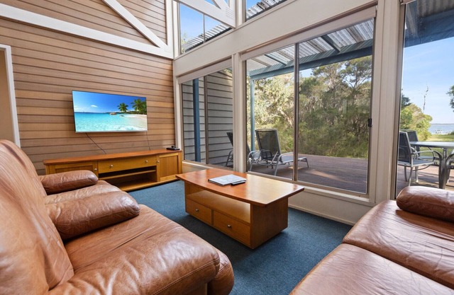 Dargo - Waterfront Retreat: Secluded lodges perfect for nature lovers