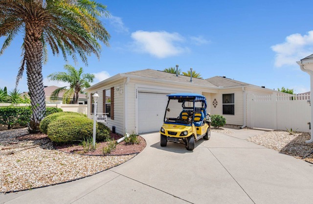 DARLING 2 BEDROOM VILLA WITH ENCLOSED LANAI LARGE BACKYARD AND GOLF CART