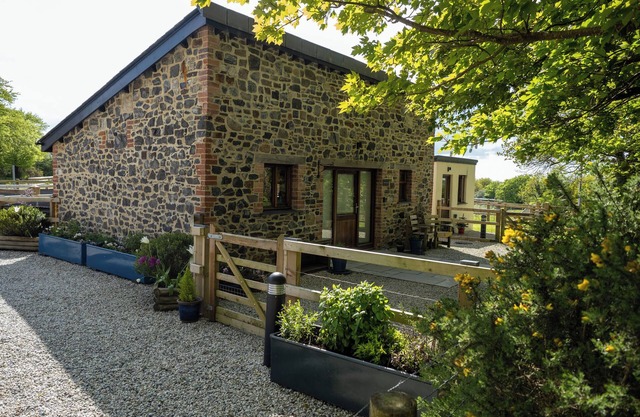 DARTMOOR INN, pet friendly, character holiday cottage in Sourton Down