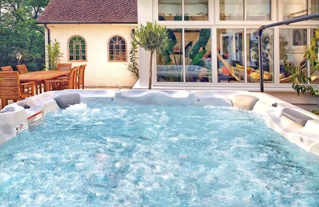 Daweswood Guest Suite - luxury retreat & hot tub.