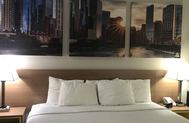 Days Inn & Suites by Wyndham Romeoville