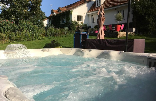 De Luxe Jacuzzi Prive-Gîte-Ensuite with Shower