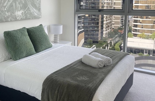 Dean’s Place- Top-floor Luxury Stay in the City with Viewn15mins frm the Airport