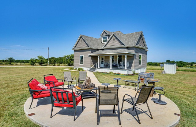 Decatur Farmhouse Getaway w/Deck & Backyard