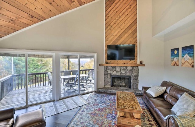 Deck and Mtn Views Fain Chalet in Kingsport