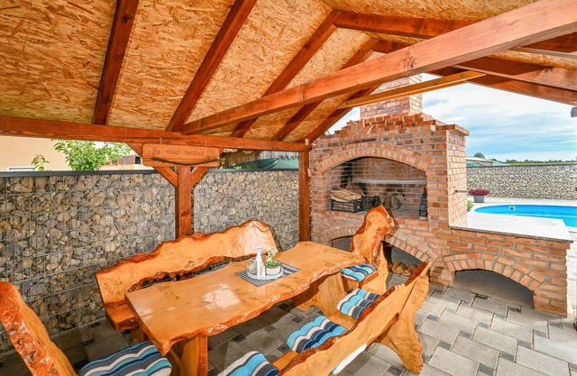 Decorative vacation home with special flair and swimming pool awaits you!