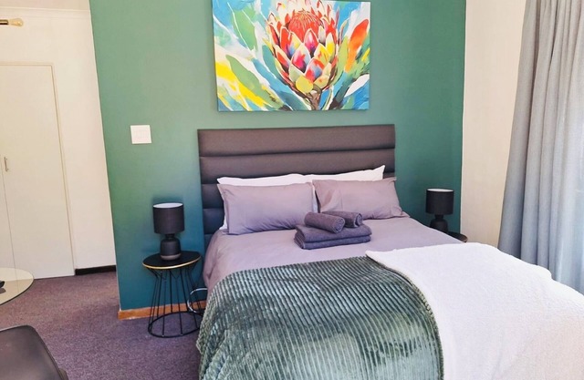 Dee-Ones at Napier , Self Catering with pool , 2 min from Durbanville Winelands