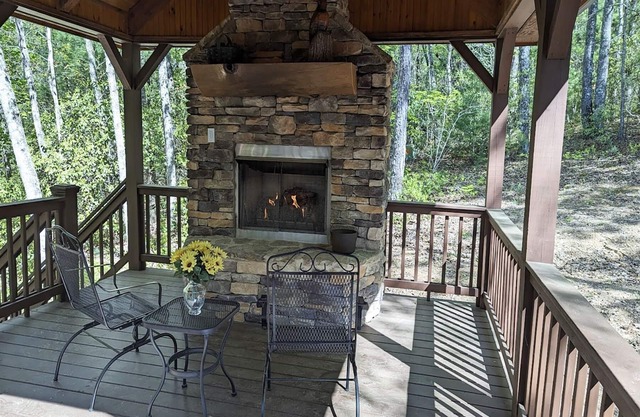 Deer Crossing-Romantic, Charming and Secluded. Hot Tub, Fire pit