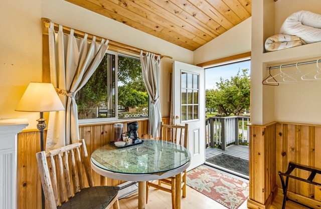 Deer Harbor Inn