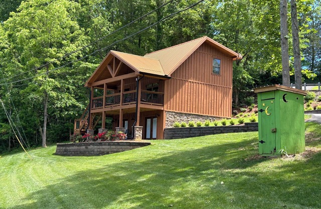 Deer Lick cabin Lake front cabin that sleeps 6. Minutes from Bristol