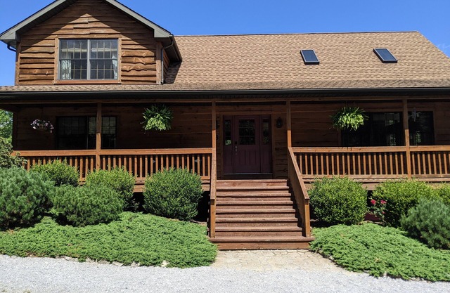 Deer Run Lodge - hike the forest, swim in the pool, and relax!