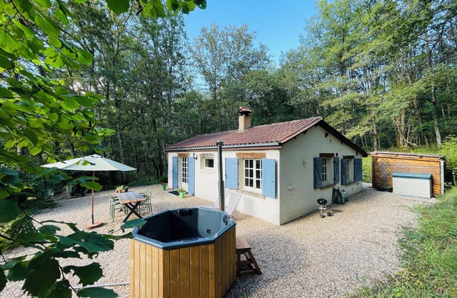 Deffé Dordogne - charming cottage in the woods with hot tub