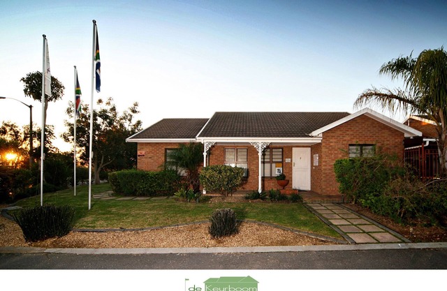 DeKeurboom Guesthouses. (Green Cottage)