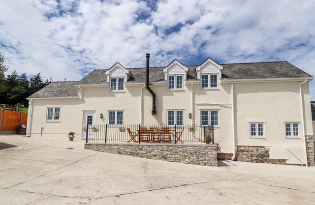 DELFRYN, family friendly, luxury holiday cottage in Denbigh
