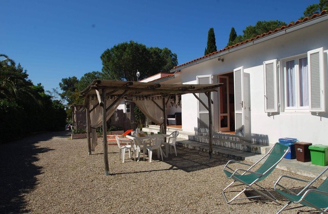 delicious, 5 seats, large outdoor areas with lots of greenery and privacy, children's area
