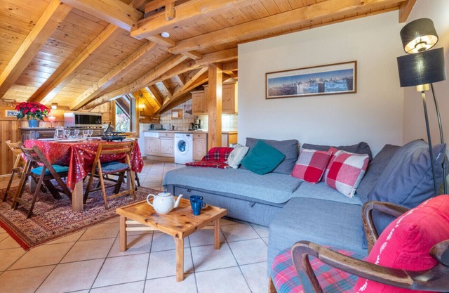 Delightful 2 bed chalet apartment with garden and mountain views