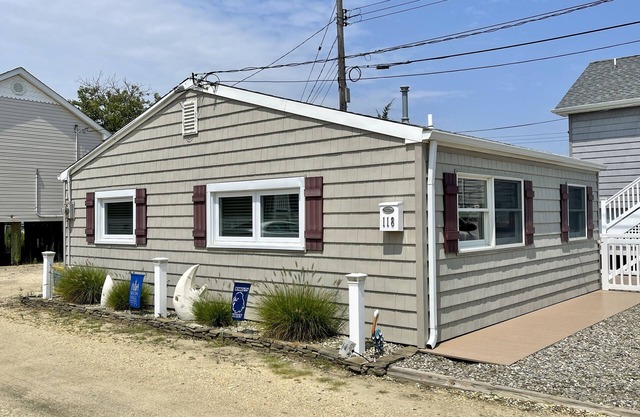 Delightful 2-Bedroom Beach Cottage in OBIII