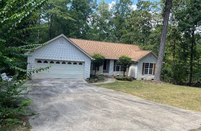 Delightful 3-bedroom, 2 bath home in Savannah Lakes Village-McCormick, SC