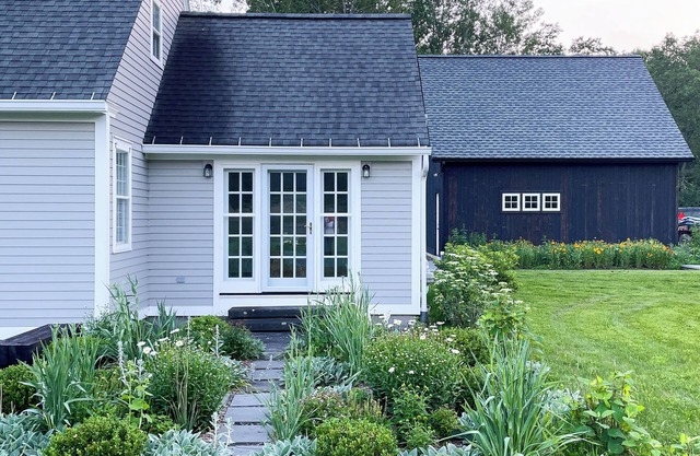 Delightful 3-bedroom house with Beautiful Pond & Views
