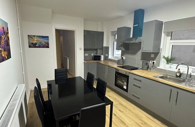 Delightful 4-bedroom house in Cardiff City Centre