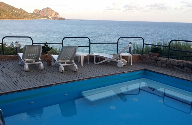 Delightful apartment with direct access to the sea