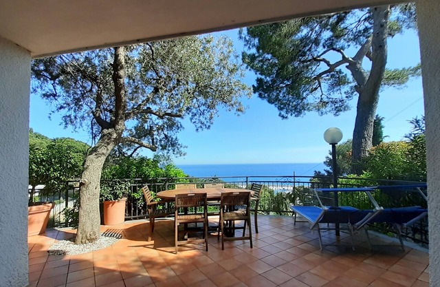 Delightful beachfront villa surrounded by the peaceful pine forest of Andora