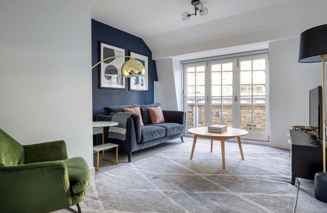 Delightful City of London 2BR w/Balcony, nr Tube Station, by Blueground