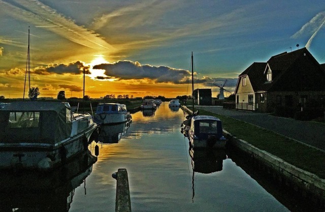 Delightful cottage at the heart of the Norfolk Broads, sleeps 4, dog friendly