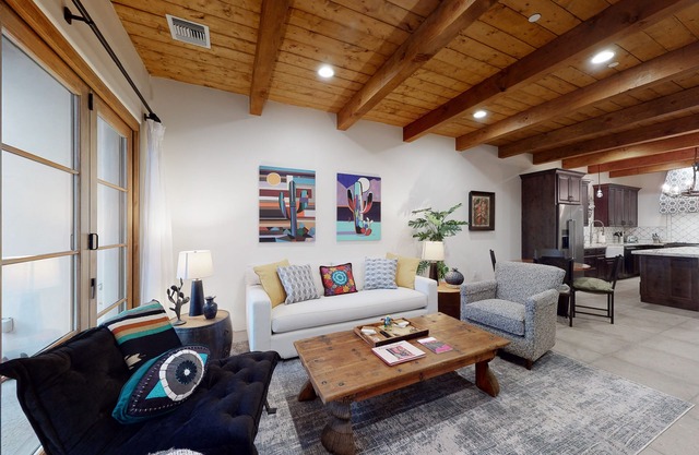 Delightful Desert Gem W/High-Speed WiFi, Modern Art, & Balcony - Dogs Welcome