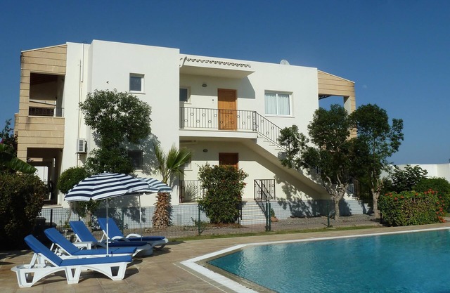 Delightful Ground Floor Apartment next to Large Pool, Free Internet & Sea-views