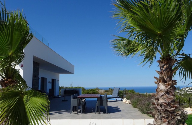 Delightful holiday villa with sea view