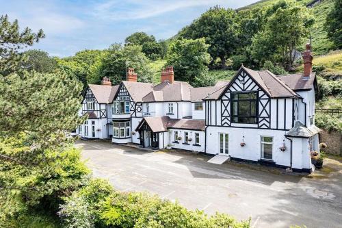 Delightful holiday home with sea views and Hot Tub