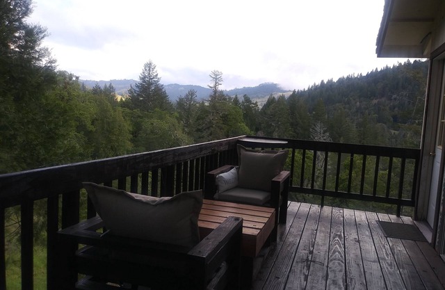 Delightful off grid studio with beautiful mountain views