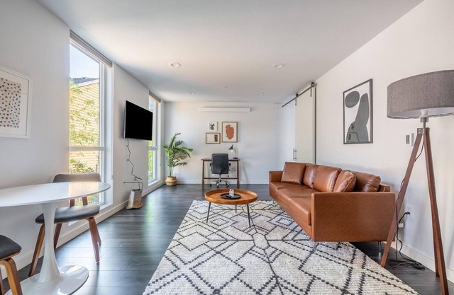 Delightful Overlook 1BR w/W/D, nr Coffee, Zoo & Hiking, by Blueground