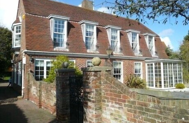 Delightful seaside house with large secluded rear garden sleeps maximum 8 people