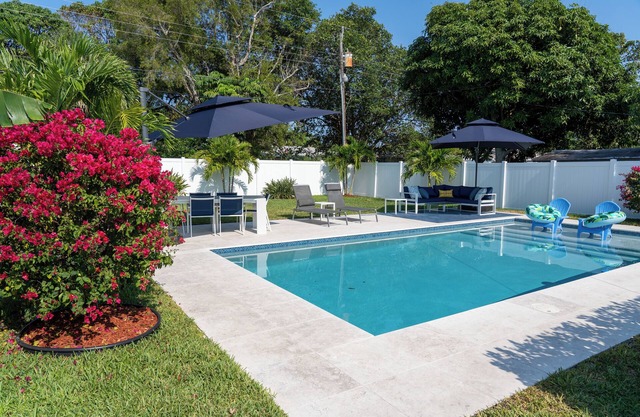 Delray Sunshine Cottage with Pool and Beach Pass in Fabulous Location!