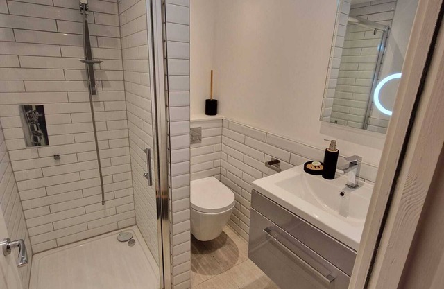 Deluxe 1 Bed, 4 Person Apartment Town Centre, Stonehenge Amesbury