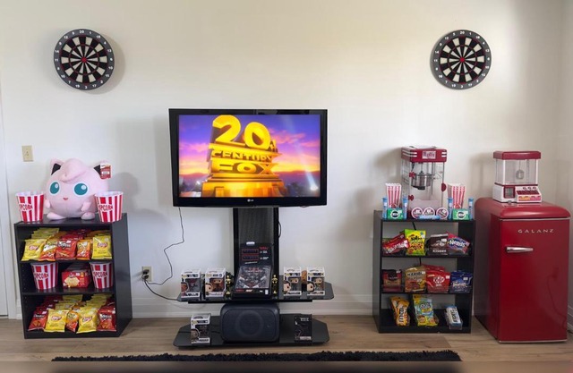 Deluxe 2BD Movie Apartment in Port Dover