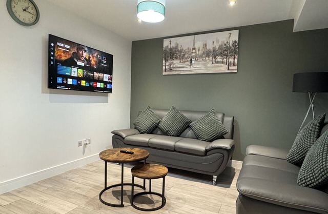 Deluxe 4 Bedroom House with Free Parking