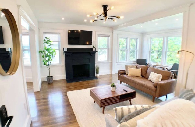 Deluxe and Bright 3Br, King Bed,W/D,Parking