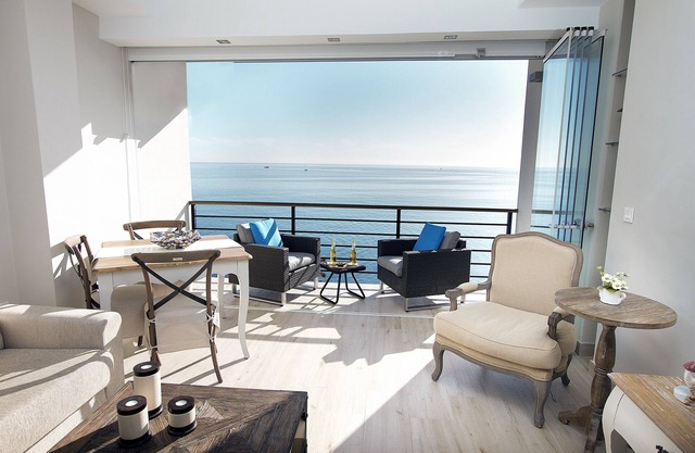 DELUXE APARTMENT- BEACHFRONT, SWIMMING POOL, A/A, FREE WIFI AND PARKING