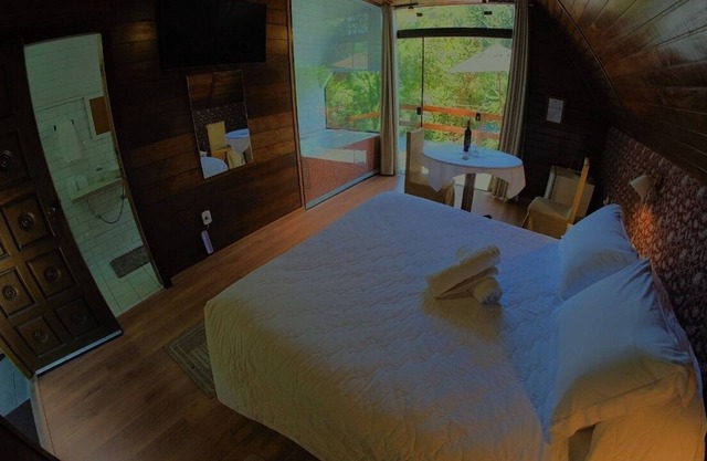 DeLuxe Hydro Deck Chalet