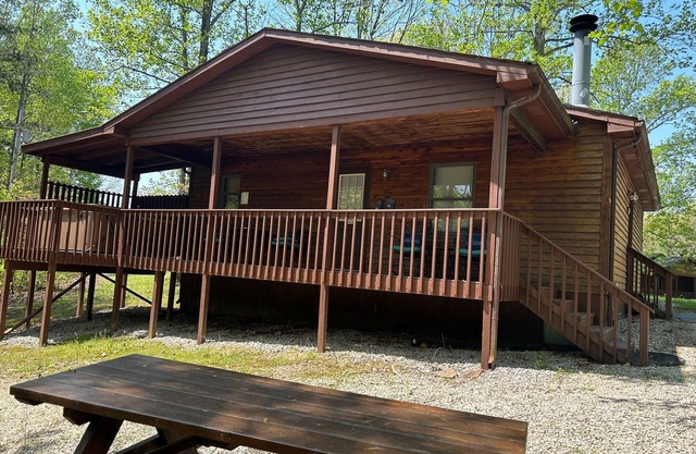 Deluxe Cabin 15 with HOT TUB Located on Patoka Lake in Southern Indiana