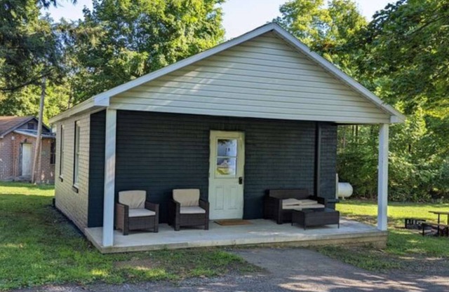 Deluxe Cabin 4 - Hartman Center