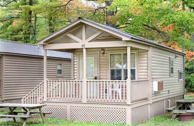 Deluxe Cabin 42 w/4 Beds