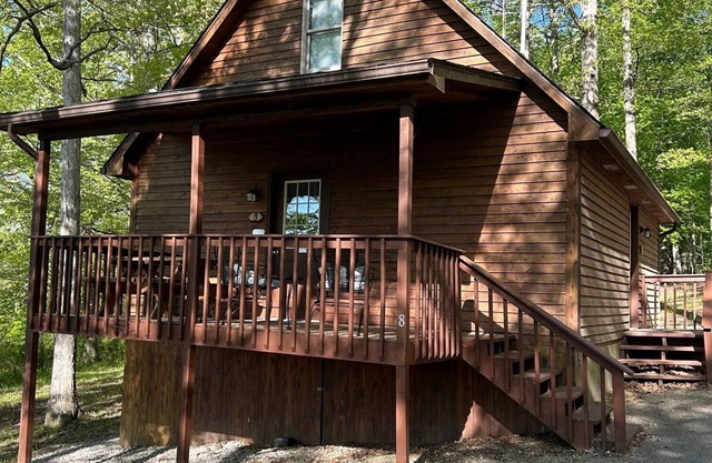 Deluxe Cabin 8 with JACUZZI TUB. Located on Patoka Lake in Southern Indiana