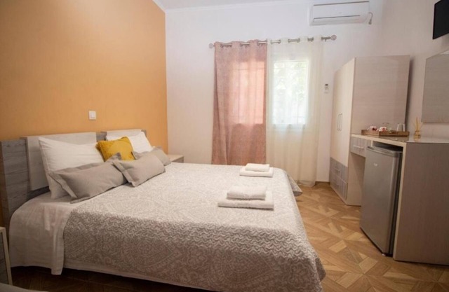 Deluxe Double Room – Clean & Relaxing Stay Near Beach + Free Parking