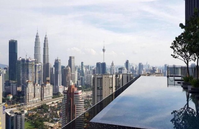 Deluxe King Suite with Twin Tower View 31