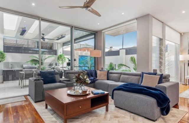 DELUXE Norwood, 3 bdrms, pool, wifi sleeps 6