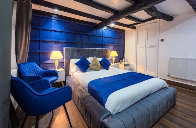Deluxe room at Courtyard Lodge 7
